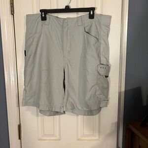 Columbia Men's Light Gray Cargo Shorts